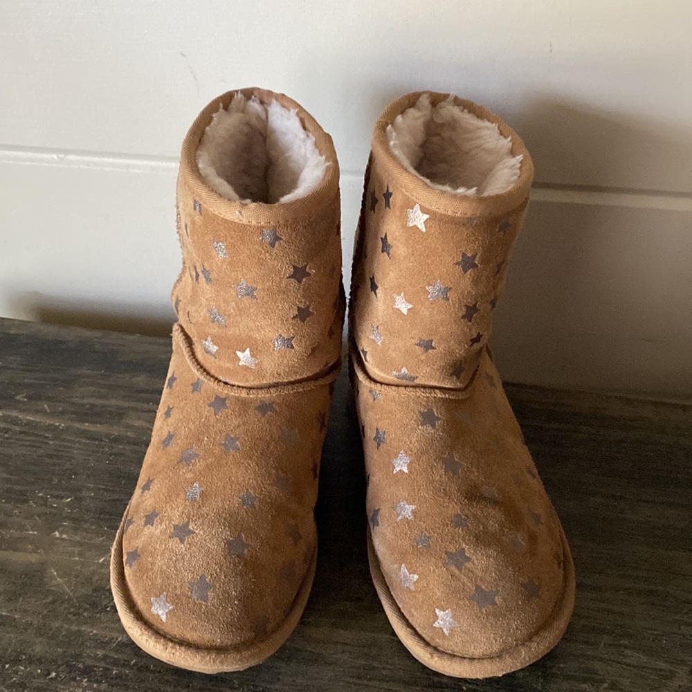 Rare Find – UGG Classic Short II Stars Boot 
Size 4 (Big Kid) | Color: Chestnut - Picture 4 of 15